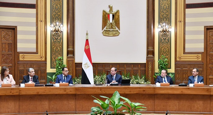 بالصور.. الرئيس السيسي يستقبل وفدا من رجال الأعمال والمستثمرين المصريين من القطاعات الصناعية المختلفة