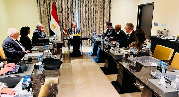 بالصور.. وزير الاتصالات يبحث مع مسئولي شركتي لينوفو وهواوى فرص الاستثمار في مصر