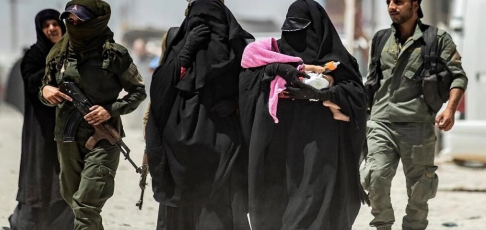 أستراليا تسترد زوجات وأطفال مقاتلين في داعش احتجزوا لسنوات في سوريا