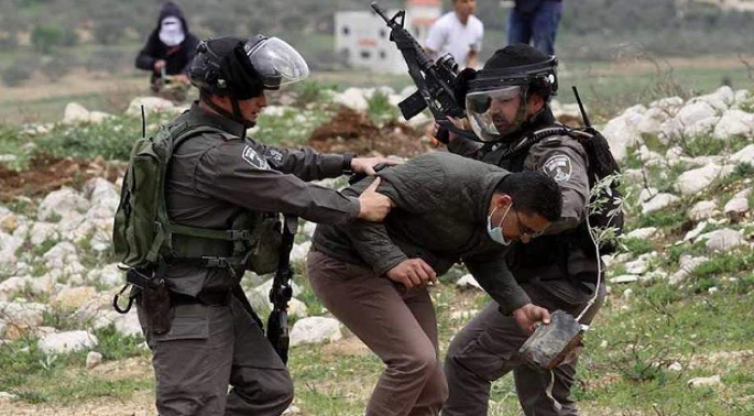قوات الاحتلال تعتقل 5 فلسطينيين بـ القدس والخليل