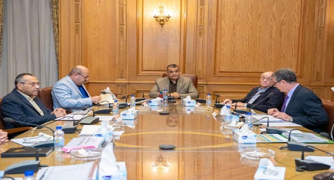 بالصور..وزير الدولة للإنتاج الحربي يبحث آخر المستجدات الخاصة بعدد من المشروعات التي تنفذها الوزارة