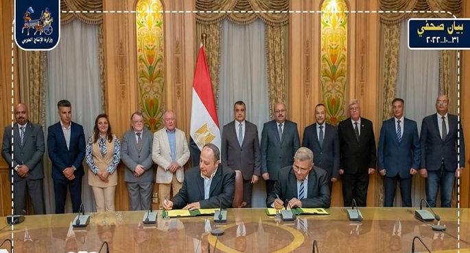 وزير الدولة للإنتاج الحربي يشهد توقيع عقدين مع “بابيريوس مصر”
