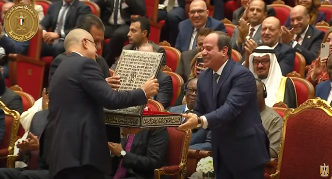 رئيس اتحاد الصناعات يهدي الرئيس السيسي نسخة من القرآن الكريم