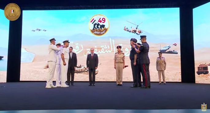 الرئيس السيسي يصّدق على ترقية قائدي القوات البحرية والجوية إلى رتبة “فريق”