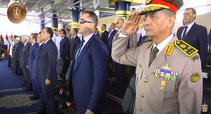 الرئيس السيسي يؤدي التحية العسكرية لأرواح الشهداء خلال حفل تخريج دفعة جديدة من أكاديمية الشرطة