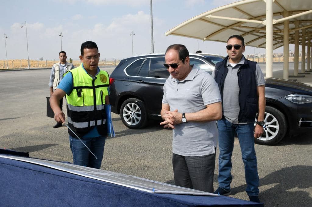 بالصور – الرئيس السيسي يتفقد مدينة السيارات المتكاملة.. ويوجه بتزويدها بكافة المرافق العامة
