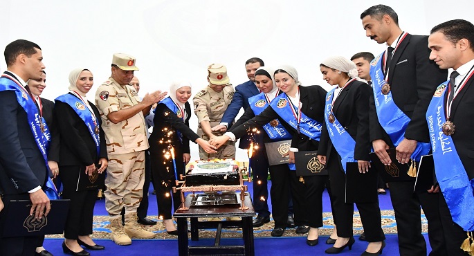 القوات المسلحة تحتفل بتخرج الدفعة الأولى لمأمورى الضرائب المتعاقدين بالكلية الحربية للعمل لصالح وزارة المالية
