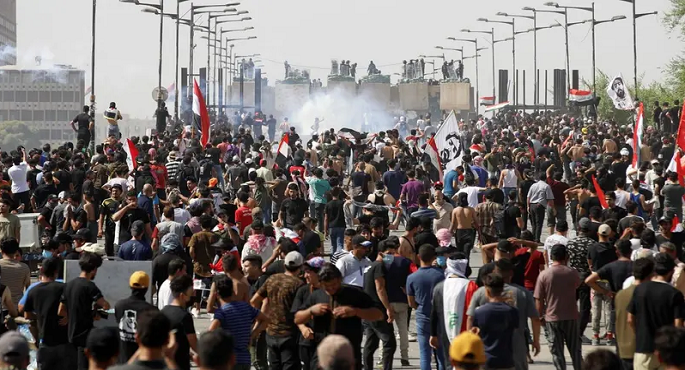 في الذكرى الثالثة لاحتجاجات أكتوبر .. اصابات واختناقات خلال محاولة الأمن العراقي تفريق المتظاهرين وسط بغداد
