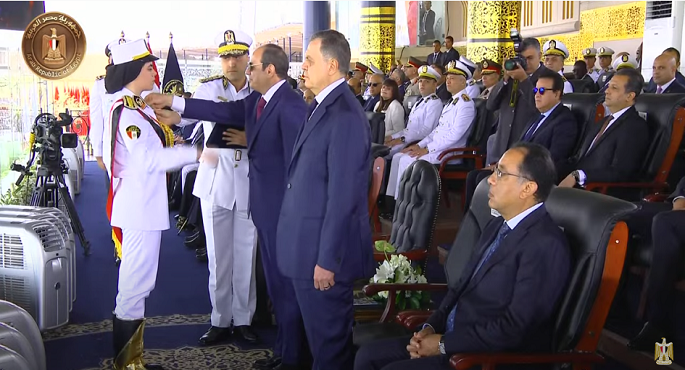 الرئيس السيسي يقلد أوائل خريجي أكاديمية الشرطة أنواط الامتياز