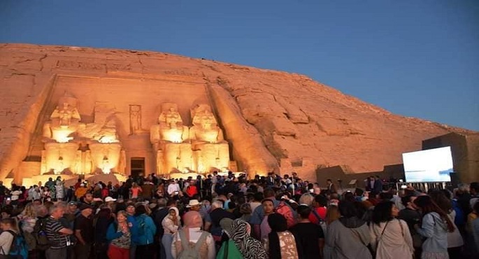 بالصور..4000 سائح مصري وأجنبي يشهدون ظاهرة تعامد  الشمس بأبوسمبل .. وسيارات كهربائية لنقل الزائرين