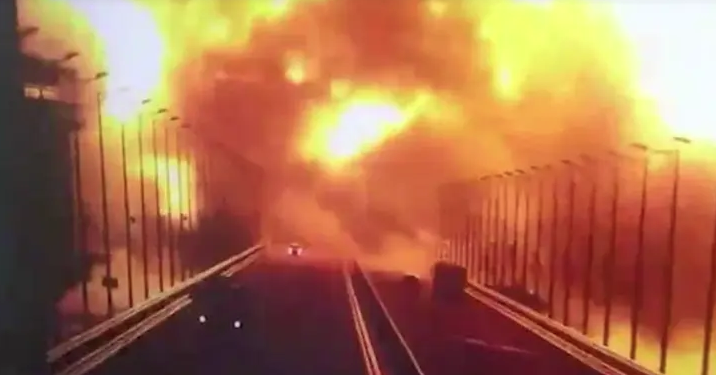 “الدوما” يعتبر استهداف جسر القرم “إعلان حرب”.. ولجنة التحقيقات: “مقتل 3 أشخاص في الحادث”