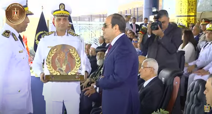 رئيس أكاديمية الشرطة يقدم هدية تذكارية للرئيس السيسي خلال حفل تخريج دفعة جديدة للطلاب