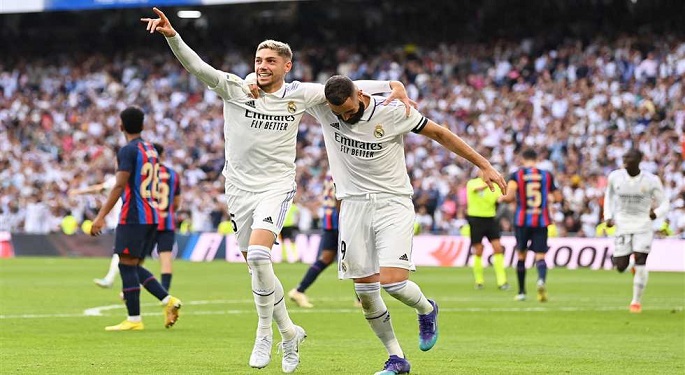 ريال مدريد يضرب برشلونة بثلاثية ويستعيد صدارة الدوري الإسباني