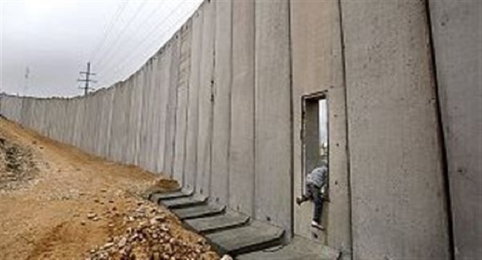 شبان فلسطينيون غاضبون يحفرون “فتحة” بالجدار العازل في العيزرية بالقدس المحتلة