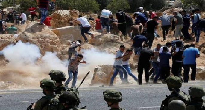 إصابة فلسطينيين برصاص الاحتلال وعشرات بالاختناق خلال اقتحام الاحتلال لبلدة “بيتا” في نابلس