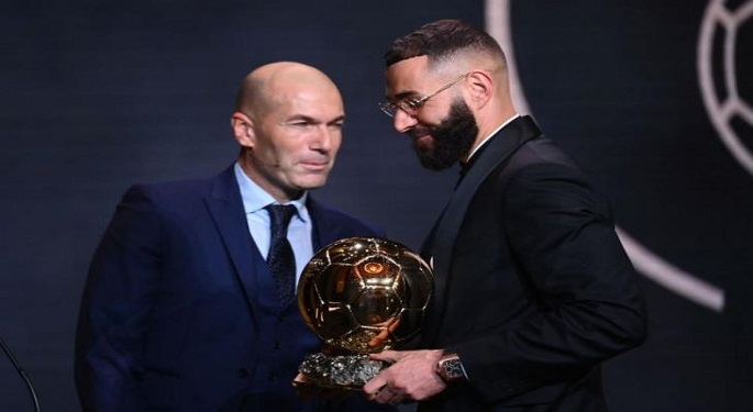 كريم بنزيما يحصد جائزة الكرة الذهبية لأفضل لاعب في العالم