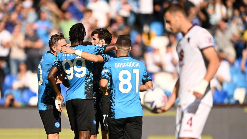 نابولي يتربع على صدارة الدوري الإيطالي بالفوز على تورينو 3-1