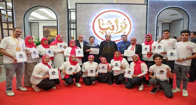 نفين جامع تكرم  أصحاب المشروعات من ذوى الهمم المشاركين في معرض تراثنا