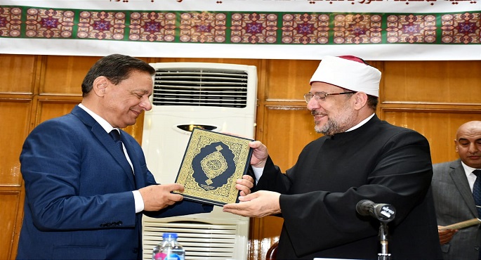 وزير الأوقاف يكرم كرم جبر لدوره في دعم مبادرة حق الوطن
