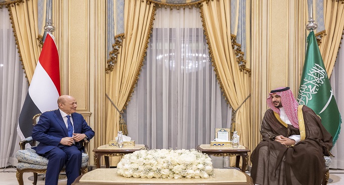 وزير الدفاع السعودي يبحث مع رئيس المجلس الرئاسي اليمني جهود تمديد الهدنة