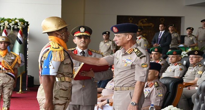 بالصور ..وزير الدفاع يشهد الإحتفال بتخريج دفعات جديدة من المعاهد الصحية