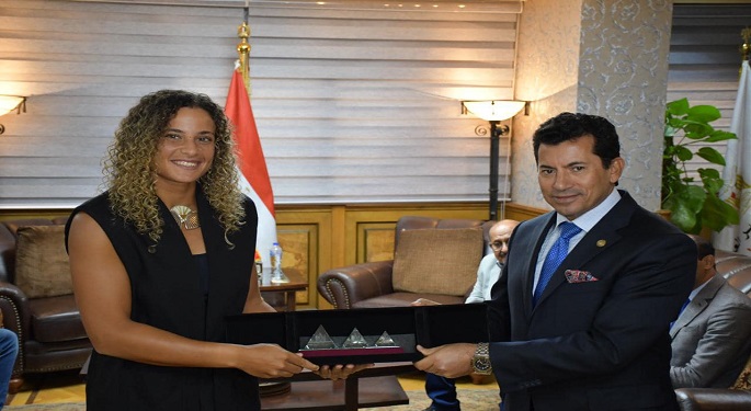 بالصور.. وزير الرياضة يكرم ميار شريف بعد تتويجها بلقب بطولة بارما الإيطالية للتنس