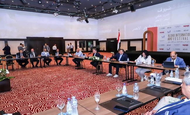 بالصور.. وزير السياحة ومحافظ البحر الأحمر يعقدان اجتماعاً موسعاً مع مجموعة من مستثمري وممثلي قطاع السياحة بالمحافظة