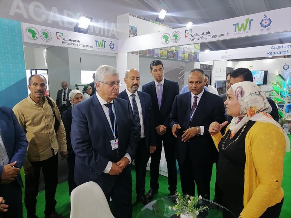 بالصور.. وزير التعليم العالي يتفقد جناح وزارة التعليم العالي والبحث العلمي في المنطقة الخضراء