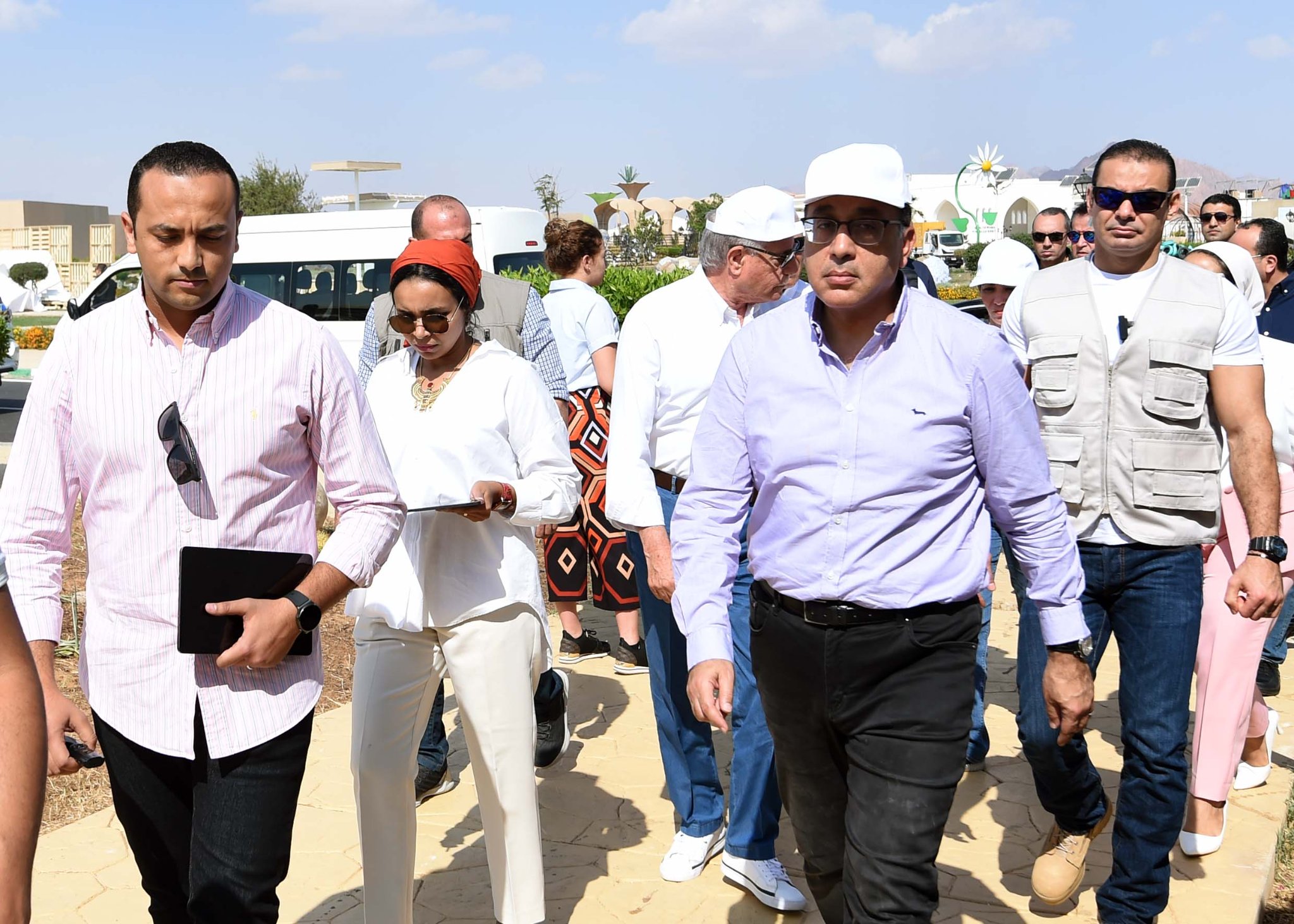 رئيس الوزراء يتفقد غرفة العمليات المركزية لإدارة فعاليات مؤتمر التغير المناخي بشرم الشيخ
