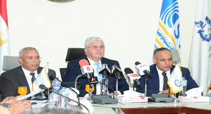 بالصور .. وزير التعليم العالي يُسلم عقود لدعم 67 مشروعًا بحثيًا بقيمة 106 مليون جنيه