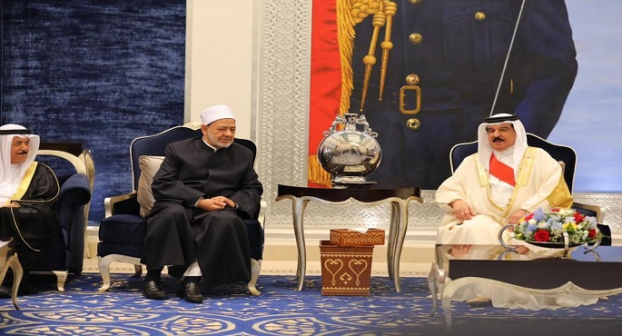 بالصور .. شيخ الأزهر يصل البحرين وسط استقبال رسمي من الملك حمد بن عيسى ملك البحرين