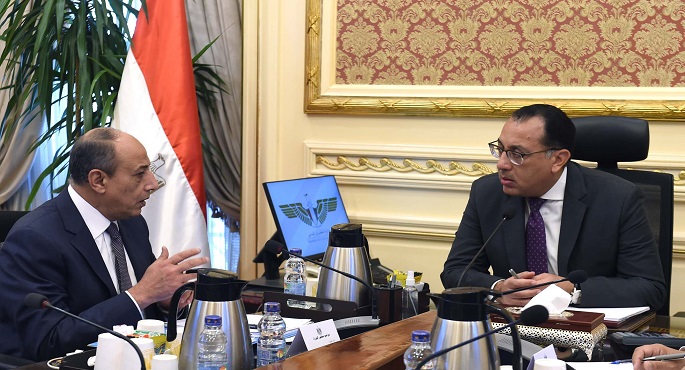 بالصور .. رئيس الوزراء يستعرض مع وزير الطيران عددا من ملفات العمل
