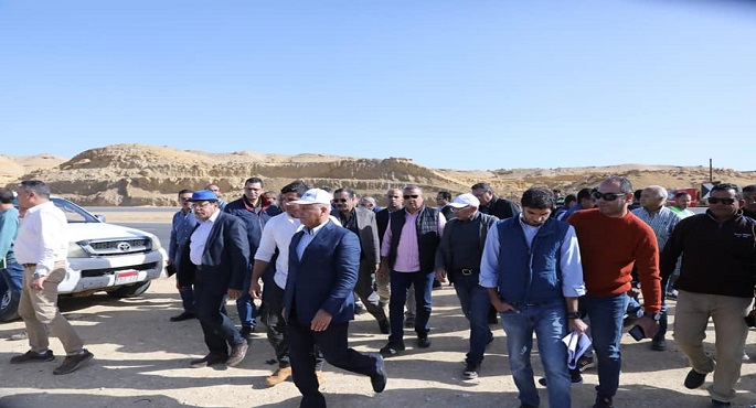 بالصور .. وزير النقل يتفقد مواقع العمل بالخط الثاني للقطار الكهربائي السريع “أكتوبر /الأقصر / أسوان أبوسمبل “