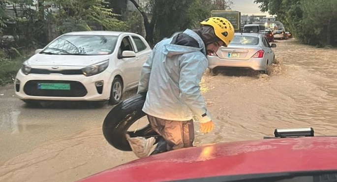 السيول تغرق منازل وتغلق شوارع رئيسية بلبنان