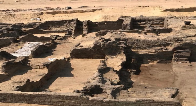 بالصور.. الاثار: الكشف عن مقابر ودفنات ترجع لعصور مختلفة ومومياوات ذات ألسنة ذهبية بجبانة قويسنا