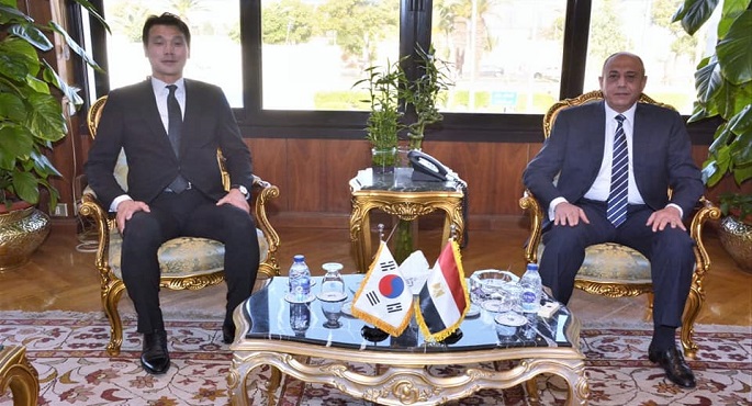 وزير الطيران يبحث مع سفير كوريا الجنوبية بالقاهرة سبل التعاون المشترك بمجال النقل الجوي