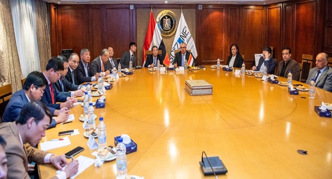 بالصور.. رئيس اقتصادية قناة السويس يبحث مع نائب الجمعية الوطنية الفيتنامية التعاون المشترك