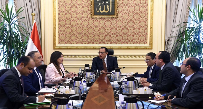 بالصور.. رئيس الوزراء يستعرض مع مدير المركز الوطني لتخطيط استخدامات أراضي الدولة عددا من ملفات العمل