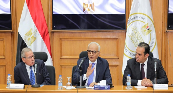 بالصور.. وزير التعليم يشدد على الالتزام بالكتاب الدوري الخاص بمتابعة الغياب