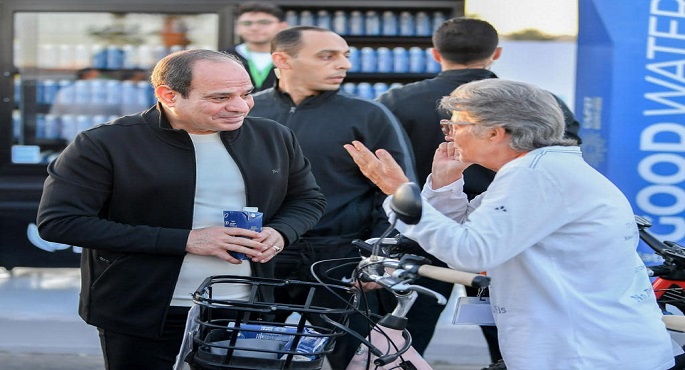 بالفيديو والصور.. الرئيس السيسي يتفقد فعاليات المنطقة الخضراء ويلتقي أعضاء اللجنة المنظمة ويشاركهم في مارثون للدراجات