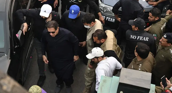 إصابة عمران خان في محاولة اغتيال.. ومقتل المسلح المتورط