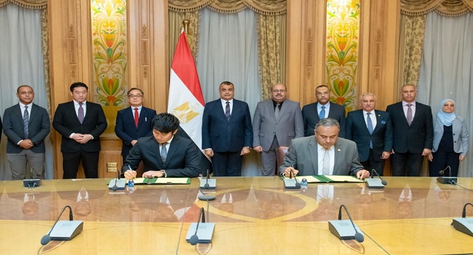 بالصور.. الإنتاج الحربي توقع برتوكول تعاون مع شركة يابانية لتطوير وتصنيع جهاز استخلاص الماء من الهواء