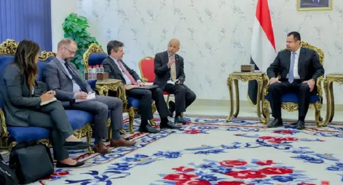 رئيس وزراء اليمن: استهداف الحوثي للموانئ يعصف بجهود السلام