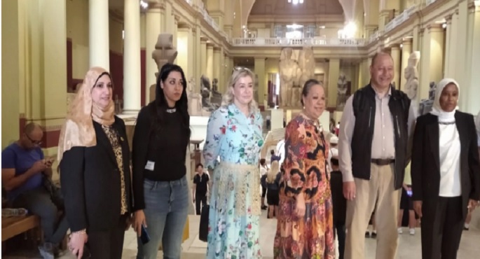 ملك تونجا يزور المتحف المصري بالتحرير