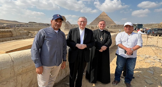 بالصور.. رئيس وزراء الفاتيكان يزور منطقة أهرامات الجيزة