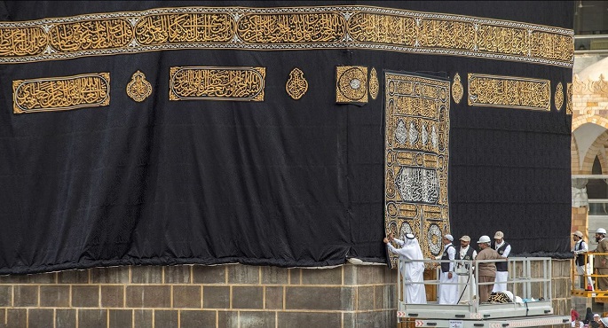 “شؤون الحرمين” تنفذ أعمال الصيانة لكسوة الكعبة المشرفة