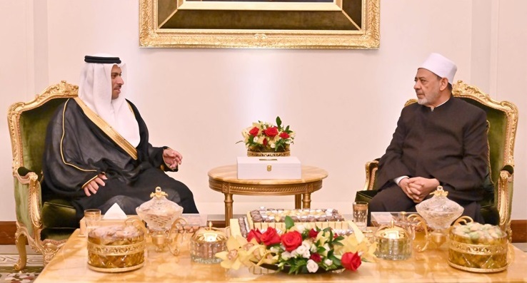 شيخ الأزهر لوزير الإعلام البحريني: الإعلام شريك رئيسي في تشكيل رأي عام مستنير بعيدا عن التزييف