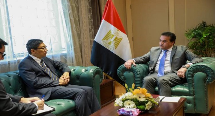 بالصور .. وزير الصحة يبحث مع سفير سنغافورة فرص التعاون المشترك