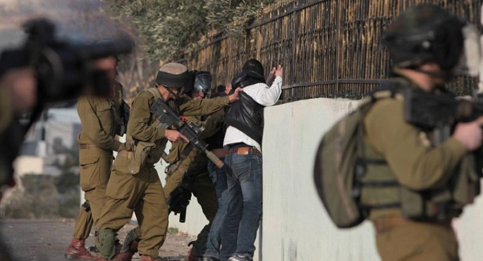 قوات الاحتلال تعتقل شابين فلسطينيين في “نابلس” و”جنين” واندلاع مواجهات