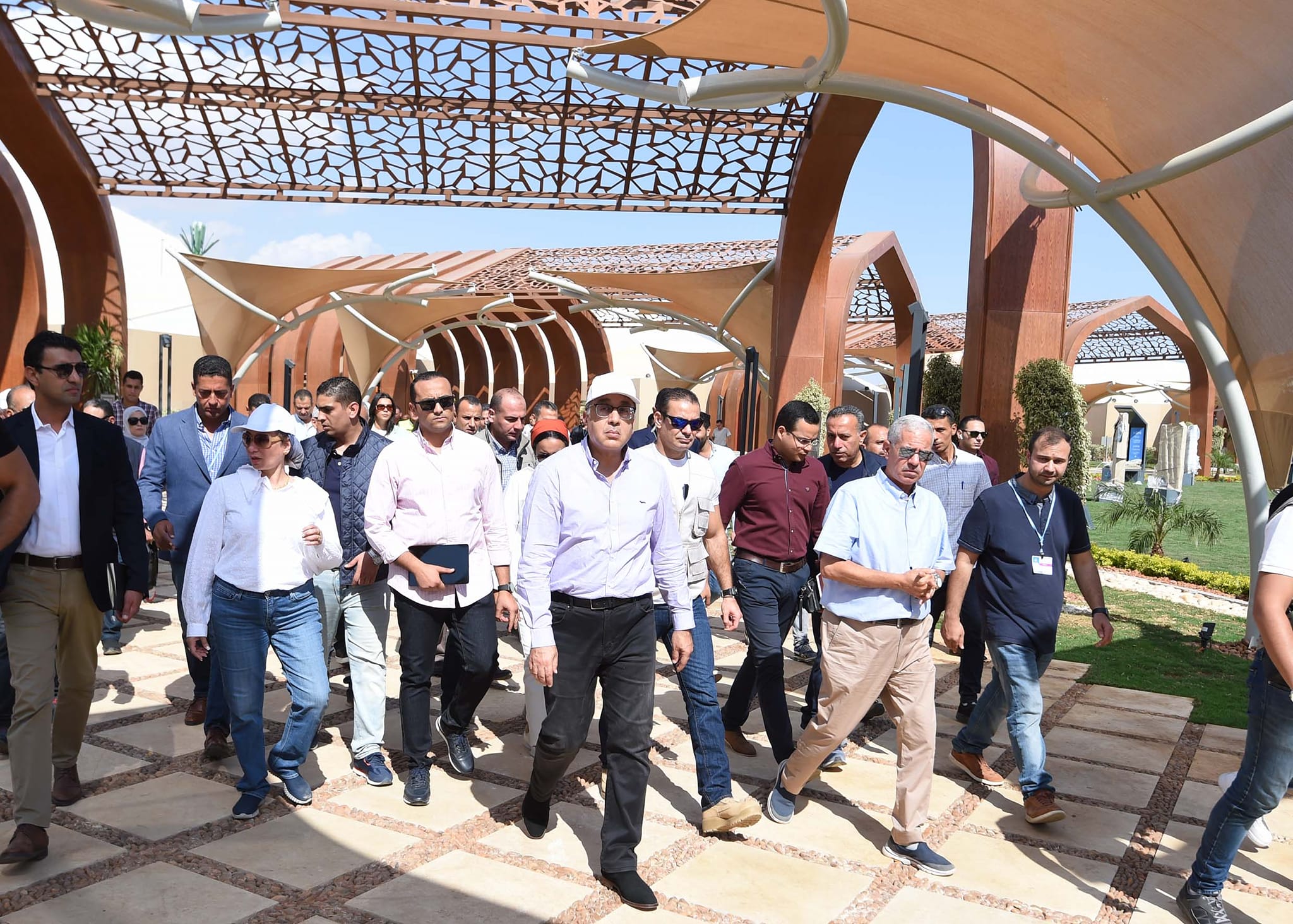 بالصور.. رئيس الوزراء يتفقد المنطقة الخضراء بمحيط المركز الدولي للمؤتمرات بشرم الشيخ